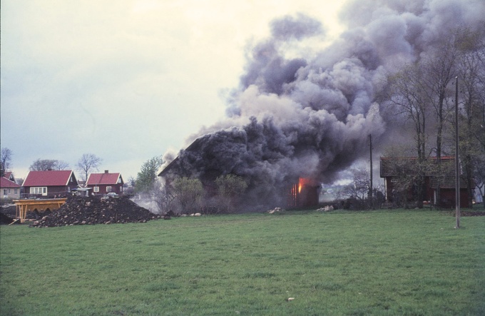 Ulfsgården 2:3's gamla ladugård eldas avsiktligt upp av kommunen - såbåda Ulvsgårdarnas ladugårdar har slukats av eld 1971