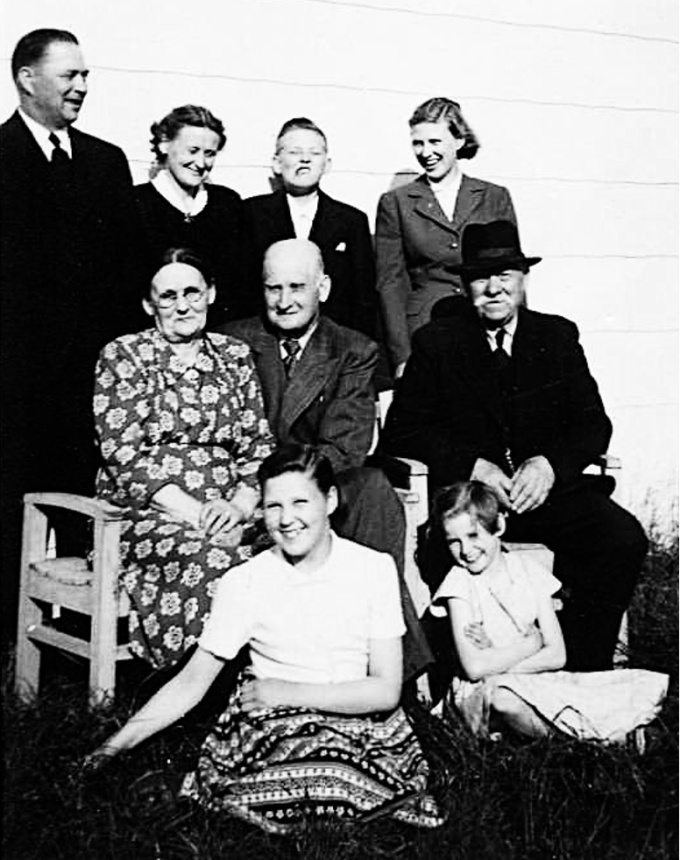 1956 Borgen i Marka med  Guns familj Blomgren med morfar mormor och farfar