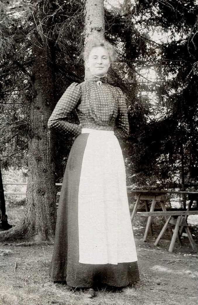 Fotot taget på Kinnekulle, där Ellen tillsammans med sin syster Elin bedrev severing i Utsiktstornet av bl a Vermouth och kex 1911 - 1917. Bild från sondottern Ingegerd Hermansson, Överbo Varnhem.