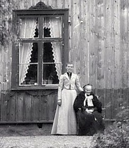 Delförstoring av bild från 1885 - Greta Magnusson är då 74 år gammal. På bilden Petter och hennes gemensamma dotter Margaretha Carolina Pettersdotter, född i Varnhem 1854-02-25, här då 31 år gammal.