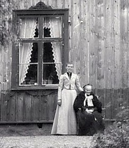 Delförstoring av bild från 1885 - Greta Magnusson är då 74 år gammal. På bilden maken Petter och hennes gemensamma dotter, Margaretha Carolina Pettersdotter, född i Varnhem 1854-02-25, här då 31 år ga Delförstoring av bild från 1885 - Greta Magnusson är då 74 år gammal. På bilden maken Petter och hennes gemensamma dotter, Margaretha Carolina Pettersdotter, född i Varnhem 1854-02-25, här då 31 år ga