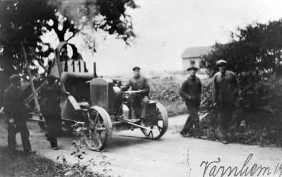 Lokomobilfordon för nedläggning av telekabel i Varnhem 1921. Foto ur Digitalt Arkiv, www.varnhemshistoria.se