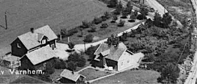 Gustafsberg 1935 med uthus till vä och Källeberg med uthus & fruktträdgård