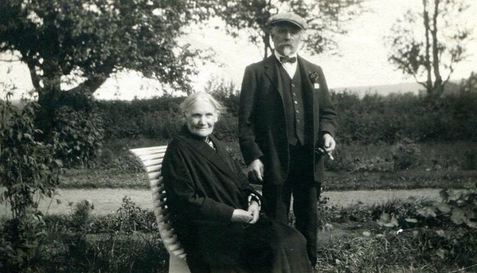 Bild från Skarke-Varnhems digitala fotoarkiv - paret Andersson på äldre da´r