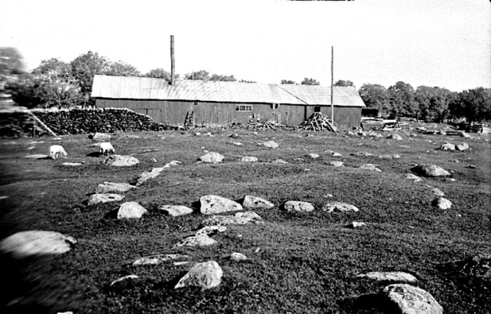 Tomta-Sme'ns sågverk uppfört på Krusebacke, Simmesgårdens mark. I bakgrunde allén ner till Kyrkebo från Öglundavägen till vänster. I förgrunden alla de fornlämningar som skövlades av vägbygget för riksväg 49 1956.