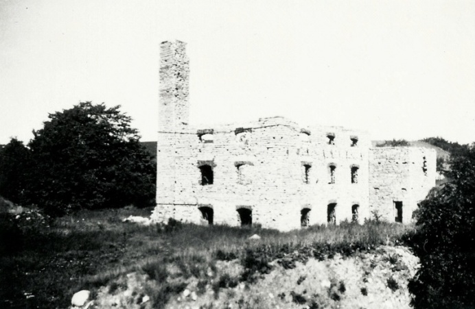 Ulunda kvarn runt 1930. Ruinen av Ulunda kvarn. Kvarnen byggdes 1884  och ägdes först av J A Jungner och sedan av hans bror Ernst Jungner, Skara.