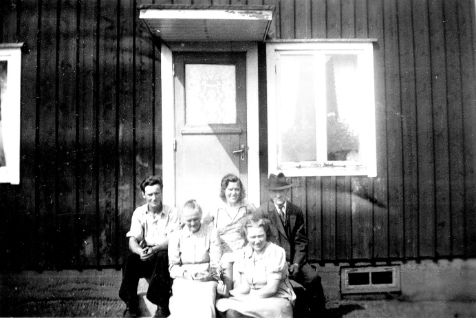 Står sön 30/7 -44 i fotoalbumet. Gustav och Frida hade troligen nyss flyttat in. Personerna är Gustav och Frida längst bak, Fridas far Sanfrid Kristiansson i hatt, de längst fram är Fridas mor Alma, och syster Karin.