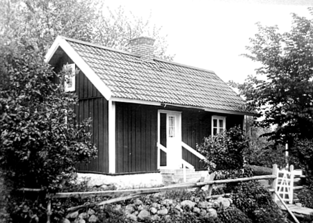 Torpet Grönhagen ca 1920. Foto förmedlat från Mats Green, 2017. Här har taket fått tegel ovanpå spåntaket och nymurad skorsten.