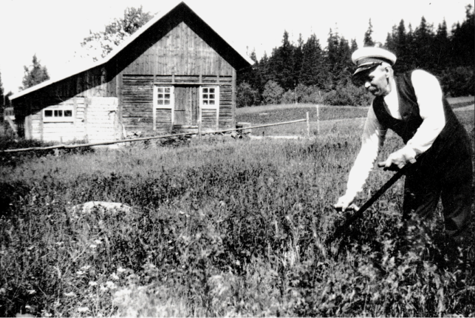 Karl Johan Wester med lien. Foto från Verna Anderssons samling