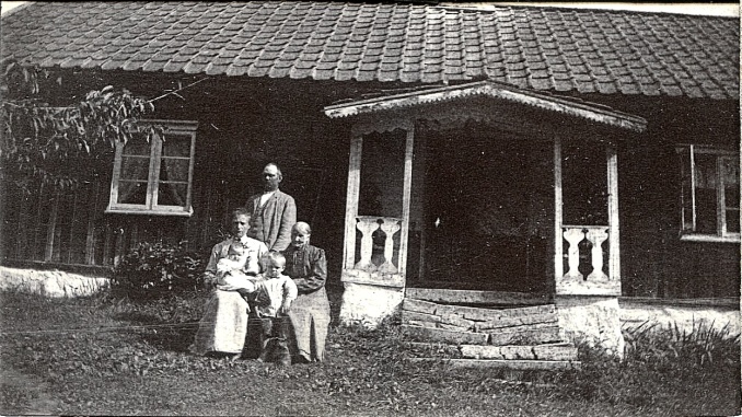 Foto från Karl-Erik Holmberg - med svårigheter att säga vilket hus detta är, troligen Flinkebacken, Bäckedalen - om man lyssnar på den muntliga traditionen att de flyttat till Bäckedalen, foto ca 1910