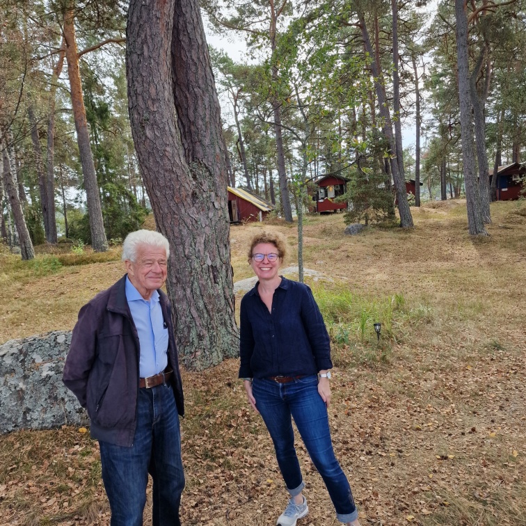 Fint besök på Klockaruddsholmen av representant från Stiftelsen Granholm (till vänster i bild). Granholmsstiftelsen har bl.a. till ändamål att främja undervisning, uppfostran och utbildning av ungdom, särskilt för sjömanskap. Stiftelsens ambition är att stödja Sjövärnsstiftelsen Klockaruddsholmen att utveckla Klockaruddsholmen för att entusiasmera unga generationer mot att välja civila och militära sjömansyrken. (Till höger Emma Tonell, Sjövärnsstiftelsens ordförande.)