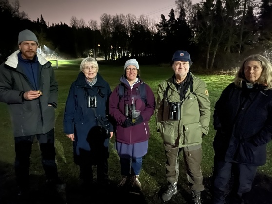 Per Åsberg (t v), lag Sträckgubben, vann ekoklassen med 54 arter men hade också flest arter totalt av alla lag. T h  lag Snösparvarna med Eva  Stenvång Lindqvist, Anna Olsson, Sven Faugert och Majna Gemsjö. Foto: Martin Olgemar