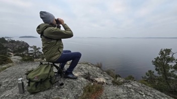 Adrian Jayewardene i vinnarlaget Long Johns Sparrow spanar från Ingarö.