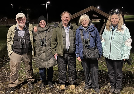 I mitten Tom Arnbom från vinnarlaget Long Johns Sparrow omgiven av lag Snösparvarna som kom tvåa:  Sven Faugert, Anna Olsson, Eva Stenvång Lindqvist och Majna Gemsjö.