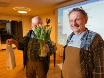 Tom  Arnbom,  ordförande, avtackar Sven Faugert.