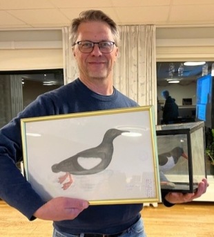 Per Åkerlund vann Februariracet. Här med vandringspriset och en  tavla.