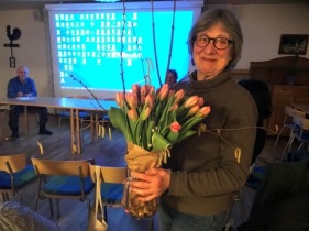 Valberedaren Agneta Tillberg avtackades med blommor.