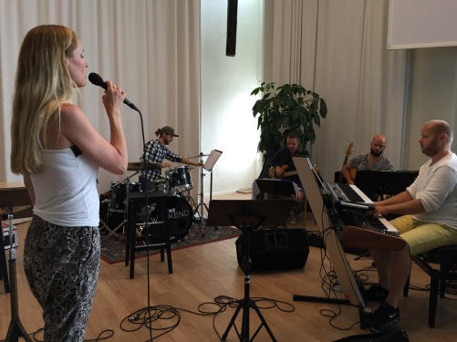 Hannah Holgersson singing with the band; Jonathan Lindh, Magnus Ahlgren, Erik Mjörnell and Joakim Holgersson