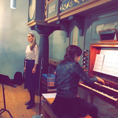 Hannah Holgersson and Gundega Novotny performing at Boo kyrka.