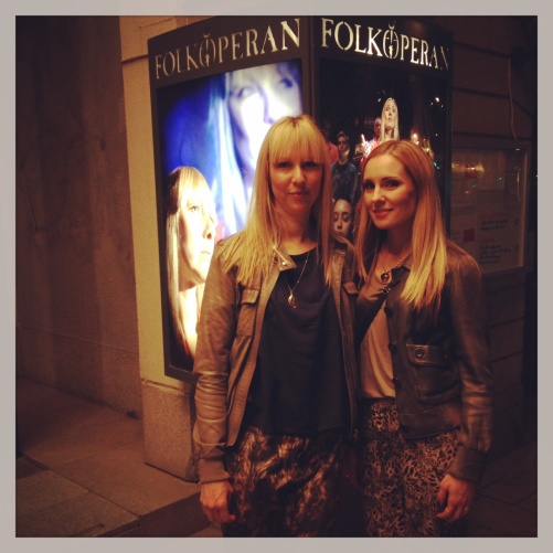 Janna Vettergren and Hannah Holgersson by the big banner of St Matthew Passion, at Folkoperan!