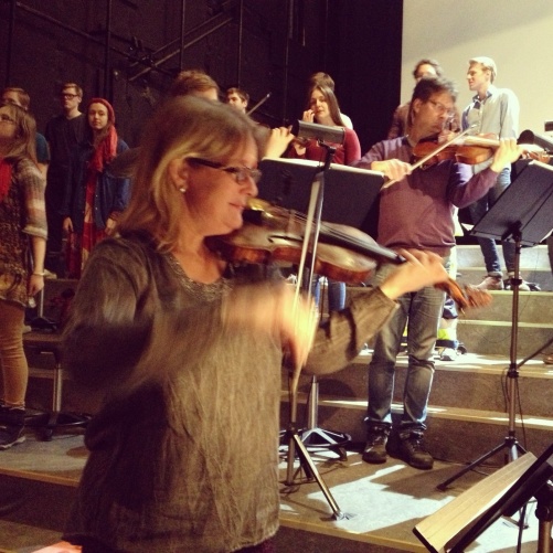 Rehearsal before the last performance... In the front; the musical director Maria Lindal.
