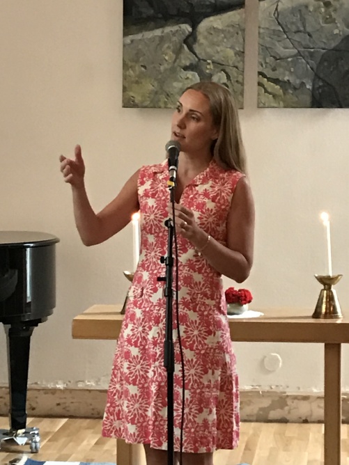 Hannah Holgersson singing at season upbeat at Bromma Folkhögskola