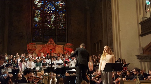 Hannah Holgersson rehearsing with choir and orchestra and conductor Pär Olofsson, at Oscarskyrkan. Photo: Michael Axelsson