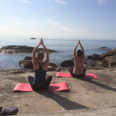 Yoga vid havet (foto Malin Blomqvist)