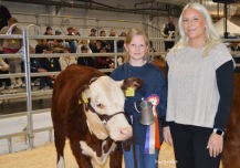 Cornelia Larsson, på bild med domaren.