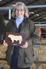 Eva Nilsson tog emot priset för prövningens bästa tjur.