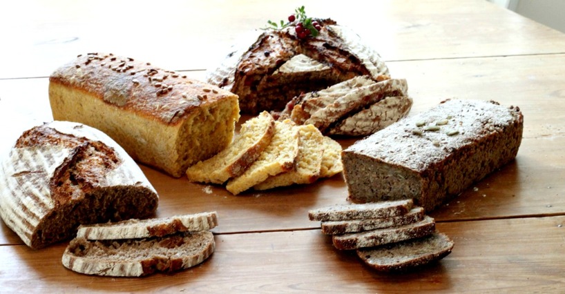 Rågbröd med fikon, Morotsbröd, Grovt Lingonbröd och Danskt Rågbröd.