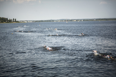 foto:karlstadswimrun.se;Utmanande, men skön simning..Målet var att sikta mot de två tallarna, sedan var det en bit till efter det.. foto:karlstadswimrun.se;Utmanande, men skön simning..Målet var att sikta mot de två tallarna, sedan var det en bit till efter det..