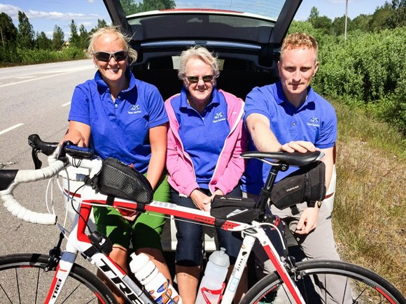 Mitt fantastiska serviceteam/hejarklack: Dotter, fru, svärson iklädda snajsiga Team Demnert-tröjor Mitt fantastiska serviceteam/hejarklack: Dotter, fru, svärson iklädda snajsiga Team Demnert-tröjor