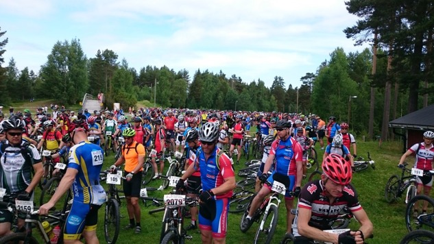 - Många personer till start - Många personer till start