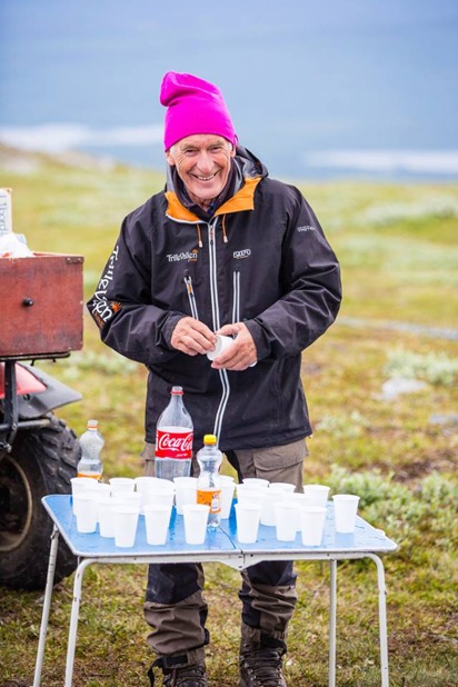 Den räddande ängeln med Vatten på toppen av fjället (hatade sportdryck mer än någonsin just där) Bild: AXA Fjällmaraton/Facebook Den räddande ängeln med Vatten på toppen av fjället (hatade sportdryck mer än någonsin just där) Bild: AXA Fjällmaraton/Facebook