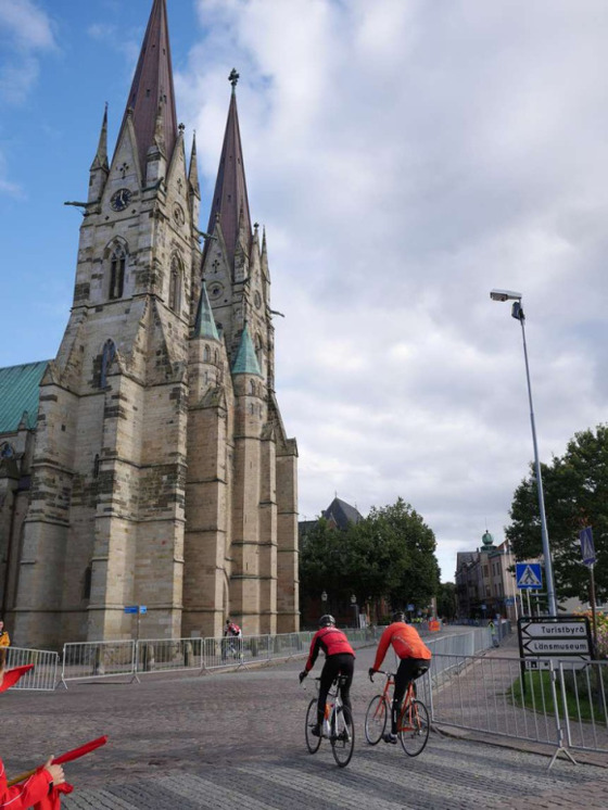 Några lyckliga cyklister rullar in mot målet vid Skara domkyrka. Bild från Happymtb.org. Några lyckliga cyklister rullar in mot målet vid Skara domkyrka. Bild från Happymtb.org.