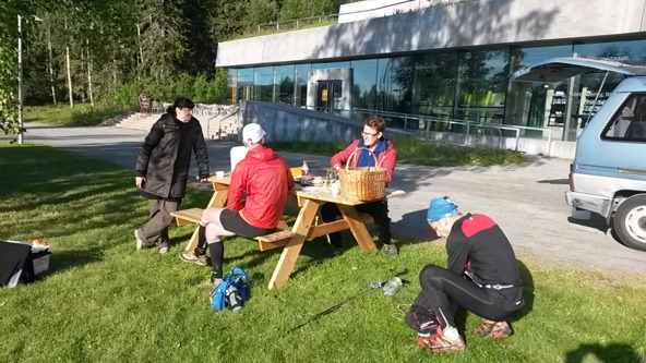 Matstationen efter 54 km vid Skulebergets fot. Matstationen efter 54 km vid Skulebergets fot.