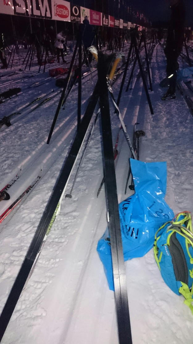 Jag lyckades också rigga upp mina skidor så där proffsigt som alla andra. Jag lyckades också rigga upp mina skidor så där proffsigt som alla andra.