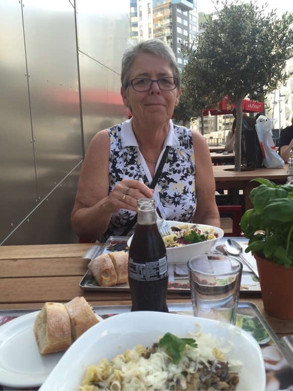 Tillbaka i Solna gjorde vi sista pastapreppen på Vapiano. Jag blev olidligt glad när det var det första jag såg när vi lämnade hotellet. Älskar konceptet. Älskar maten. Pasta och bröd och coca-cola. Länge leve kolhydrater. Tillbaka i Solna gjorde vi sista pastapreppen på Vapiano. Jag blev olidligt glad när det var det första jag såg när vi lämnade hotellet. Älskar konceptet. Älskar maten. Pasta och bröd och coca-cola. Länge leve kolhydrater.