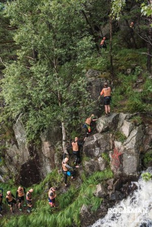 Den första klättringen efter första simningen gick bredvid ett vattenfall. Det var brant, lerigt, smärtsamt och magiskt. Foto: Matti Rapila Andersson Den första klättringen efter första simningen gick bredvid ett vattenfall. Det var brant, lerigt, smärtsamt och magiskt. Foto: Matti Rapila Andersson