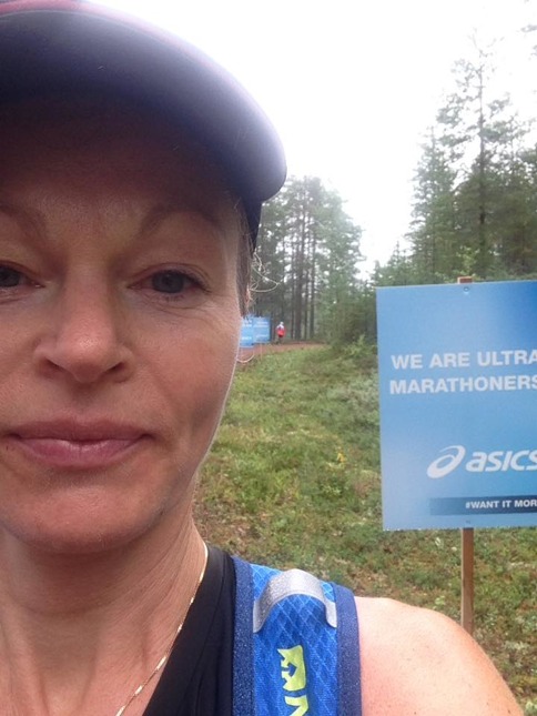 Skyltar vid passeringen av marathondistansen. Tjoho! Halva loppet gjort! (Foto: Privat) Skyltar vid passeringen av marathondistansen. Tjoho! Halva loppet gjort! (Foto: Privat)