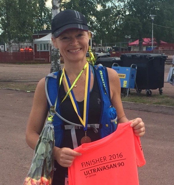 Efter målgång i Mora, så glad och nöjd över att jag klarat min längsta distans (hittills) och fick den fina Finishertröjan! (Foto: Privat) Efter målgång i Mora, så glad och nöjd över att jag klarat min längsta distans (hittills) och fick den fina Finishertröjan! (Foto: Privat)