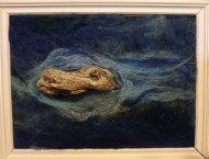 Loch Ness djuret tittar upp från sin djuphavshåla
