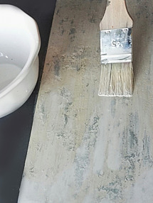 Pensla eventuellt på en tunn ”paint wash” (vatten med lite färg i) för ytterligare en dimension. En vit kulör förstärker känslan av saltavlagrinngar. Pensla eventuellt på en tunn ”paint wash” (vatten med lite färg i) för ytterligare en dimension. En vit kulör förstärker känslan av saltavlagrinngar.