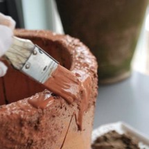 Lägg på ytterligare ett lager färg för att försegla sanden ordentligt. Lägg på ytterligare ett lager färg för att försegla sanden ordentligt.