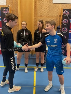 Lagkaptenerna och spelförarna på mittnio #9 Victor Tasevski (KHF) och #2 Oliver Berg (IFK)