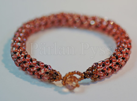 Armband i cirkular herringbone stitch med twinbeads och seedbeads.