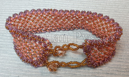 Armband i herringbone stitch med twin- och seedbeads.