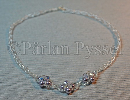 Halsband med 11/0 seedbeads och Swarovsky 6 mm pärlor och 4 mm bicones