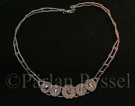 Halsband i cirkular brick stitch med 8 mm Firepolish glaspärlor, delicapärlor 11/o och seedbeads 15/o.